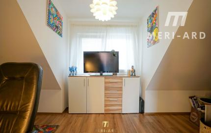 3-izbový dom v starej Rajke v uzavretom areáli – terasa, záhrada a parkovanie