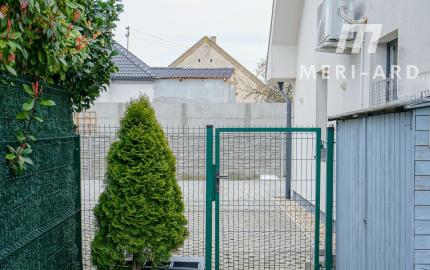 3-izbový dom v starej Rajke v uzavretom areáli – terasa, záhrada a parkovanie