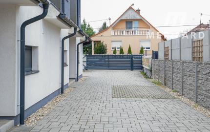 3-izbový dom v starej Rajke v uzavretom areáli – terasa, záhrada a parkovanie