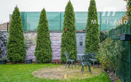 3-izbový dom v starej Rajke v uzavretom areáli – terasa, záhrada a parkovanie