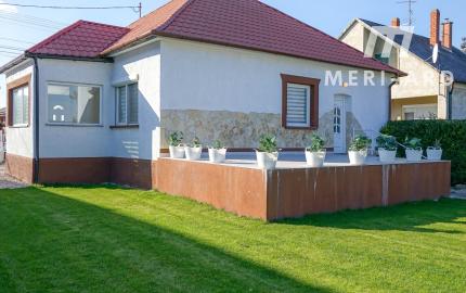Zrekonštruovaný rodinný dom s veľkým 700m² pozemkom – stará Rajka
