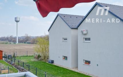 Štýlový 3-izbový byt s balkónom a parkovaním v uzavretom areáli – Rajka, kúsok od Bratislavy
