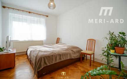 Priestranný rodinný dom s vedľajšou stavbou, dvomi garážami a veľkou záhradou v centre starej Rajky.