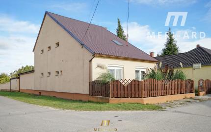 Priestranný rodinný dom s vedľajšou stavbou, dvomi garážami a veľkou záhradou v centre starej Rajky.