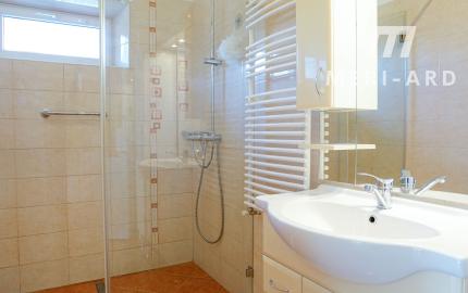 Priestranný rodinný dom s vedľajšou stavbou, dvomi garážami a veľkou záhradou v centre starej Rajky.