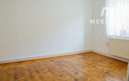 Priestranný rodinný dom s vedľajšou stavbou, dvomi garážami a veľkou záhradou v centre starej Rajky.