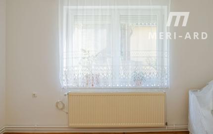 Priestranný rodinný dom s vedľajšou stavbou, dvomi garážami a veľkou záhradou v centre starej Rajky.