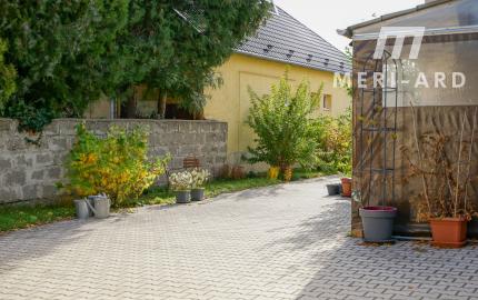 Priestranný rodinný dom s vedľajšou stavbou, dvomi garážami a veľkou záhradou v centre starej Rajky.
