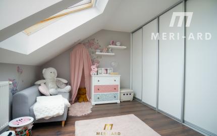 Moderný zariadený 3 izbový rodinný dom v tichom prostredí, terasa, záhrada, Rajka