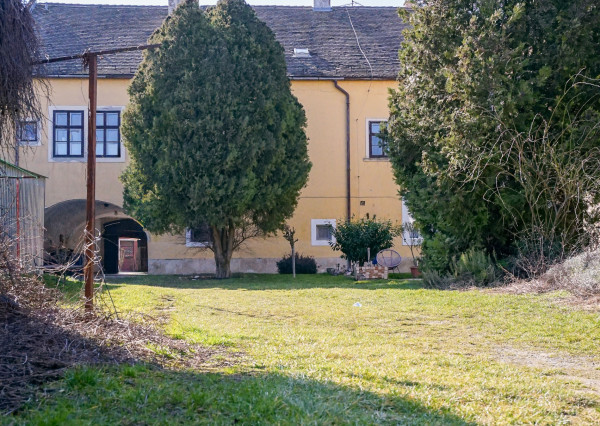 1-izbový byt po rekonštrukcii v starej Rajke s parkovaním vo dvore