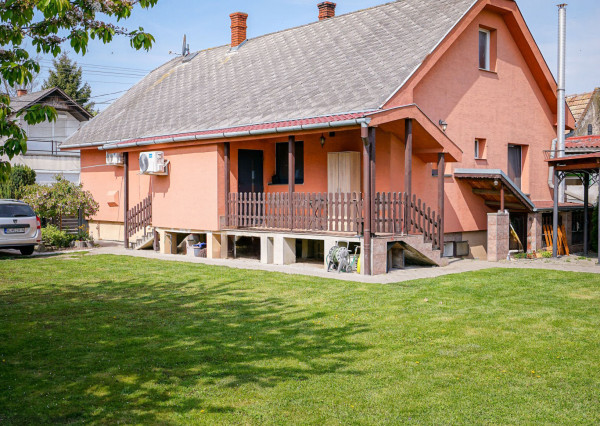 Pokojné bývanie kúsok od Bratislavy – 5-izbový dom Bezenye s veľkou záhradou