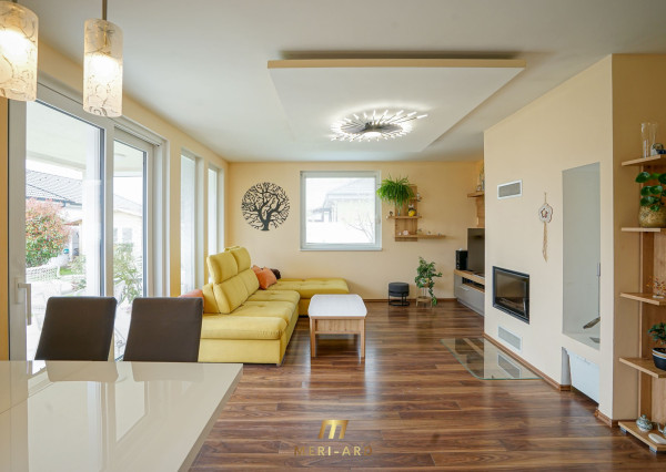 3-izbový rodinný dom s garážou, krbom a 600 m² krásnym pozemkom – Rajka, pri Bratislave