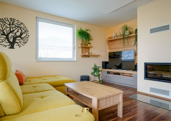3-izbový rodinný dom s garážou, krbom a 600 m² krásnym pozemkom – Rajka, pri Bratislave