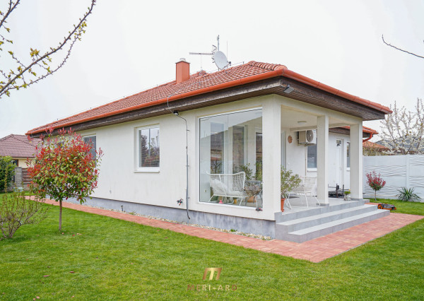 3-izbový rodinný dom s garážou, krbom a 600 m² krásnym pozemkom – Rajka, pri Bratislave