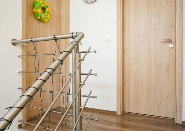 3-izbový dom v starej Rajke v uzavretom areáli – terasa, záhrada a parkovanie