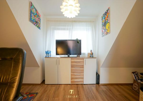 3-izbový dom v starej Rajke v uzavretom areáli – terasa, záhrada a parkovanie