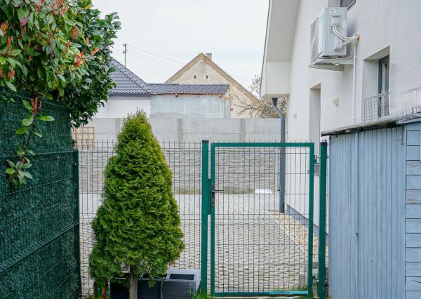 3-izbový dom v starej Rajke v uzavretom areáli – terasa, záhrada a parkovanie