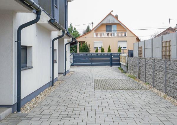 3-izbový dom v starej Rajke v uzavretom areáli – terasa, záhrada a parkovanie