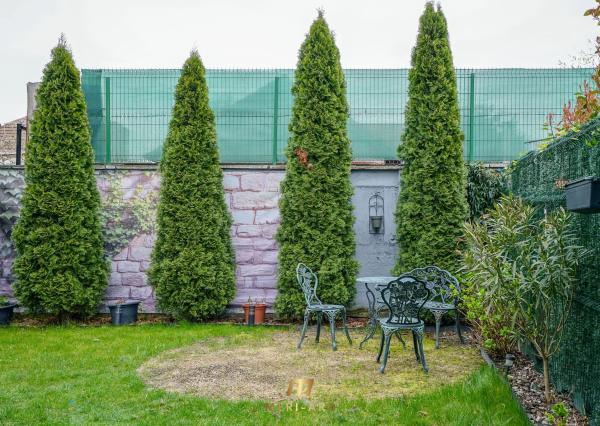 3-izbový dom v starej Rajke v uzavretom areáli – terasa, záhrada a parkovanie