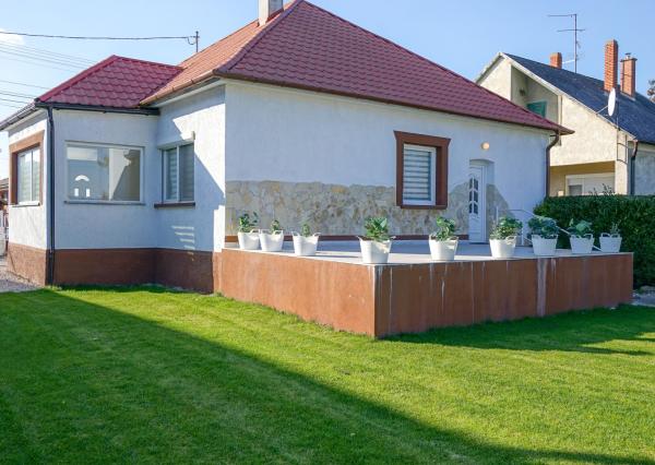 Zrekonštruovaný rodinný dom s veľkým 700m² pozemkom – stará Rajka
