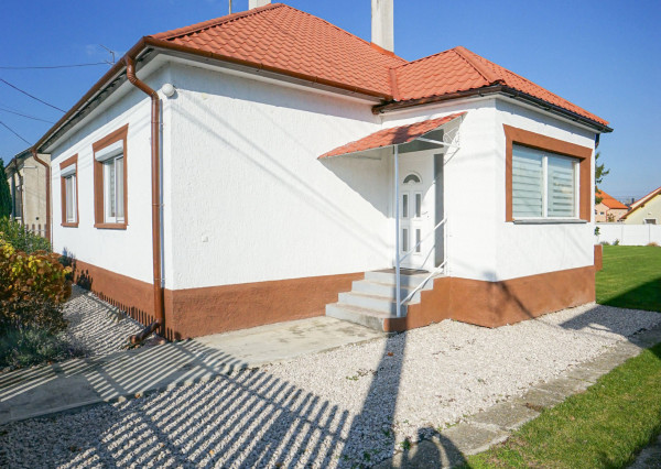 Zrekonštruovaný rodinný dom s veľkým 700m² pozemkom – stará Rajka