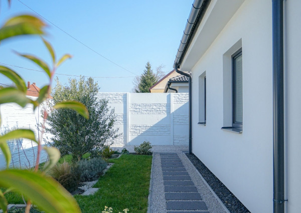 Moderný 3-izbový rodinný dom s veľkou terasou a upravenou záhradou – Dunakiliti, 7 min od Rajky