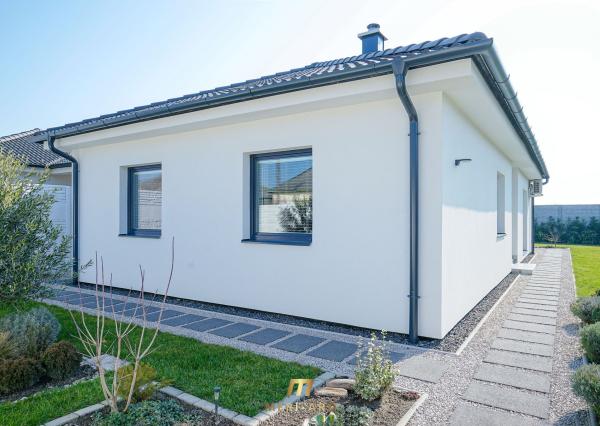 Moderný 3-izbový rodinný dom s veľkou terasou a upravenou záhradou – Dunakiliti, 7 min od Rajky