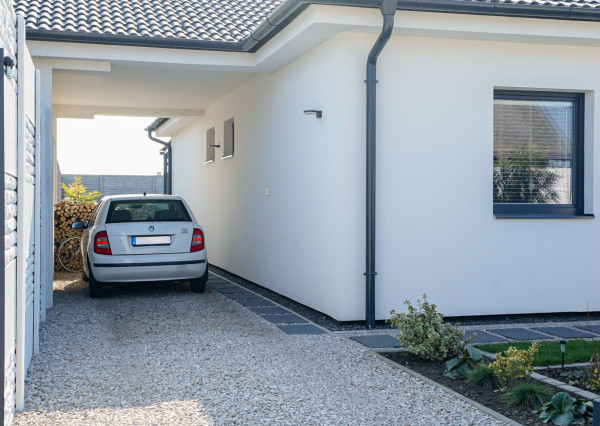 Moderný 3-izbový rodinný dom s veľkou terasou a upravenou záhradou – Dunakiliti, 7 min od Rajky