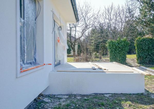 Moderná 4-izbová novostavba s terasou v starej časti Rajky – pokojné bývanie pri Bratislave