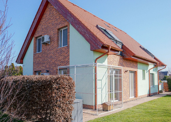 Na predaj výnimočný 5-izbový rodinný dom s krásnou záhradou – Rajka, 15 min od Bratislavy