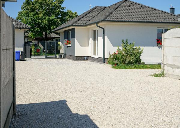 Moderne zariadený 4 izbový rodinný s pekným pozemkom v tichom prostredí, Rajka