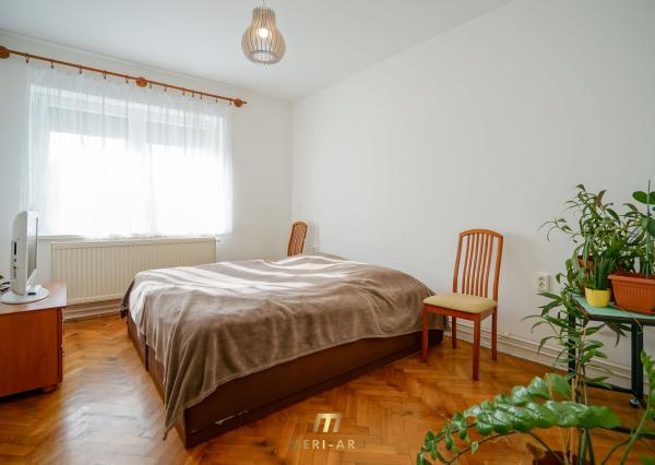 Priestranný rodinný dom s vedľajšou stavbou, dvomi garážami a veľkou záhradou v centre starej Rajky.