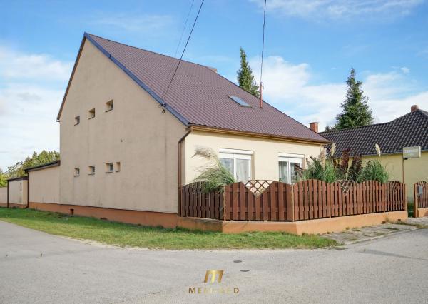Priestranný rodinný dom s vedľajšou stavbou, dvomi garážami a veľkou záhradou v centre starej Rajky.