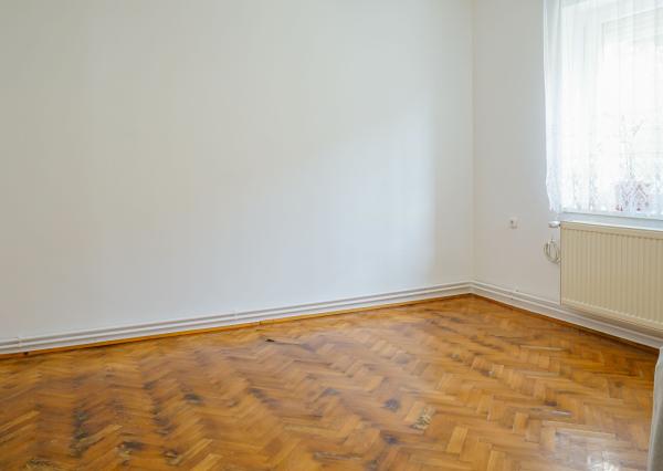 Priestranný rodinný dom s vedľajšou stavbou, dvomi garážami a veľkou záhradou v centre starej Rajky.