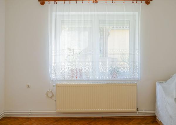 Priestranný rodinný dom s vedľajšou stavbou, dvomi garážami a veľkou záhradou v centre starej Rajky.