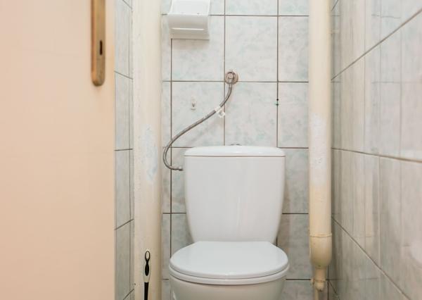 Priestranný rodinný dom s vedľajšou stavbou, dvomi garážami a veľkou záhradou v centre starej Rajky.
