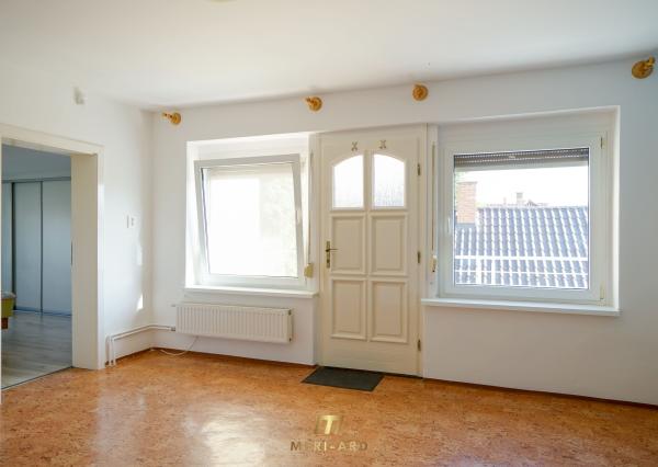 Priestranný rodinný dom s vedľajšou stavbou, dvomi garážami a veľkou záhradou v centre starej Rajky.