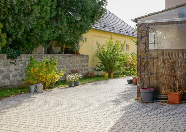 Priestranný rodinný dom s vedľajšou stavbou, dvomi garážami a veľkou záhradou v centre starej Rajky.