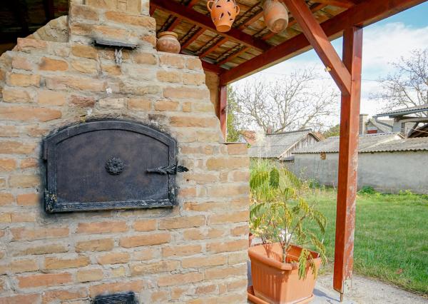 Priestranný rodinný dom s vedľajšou stavbou, dvomi garážami a veľkou záhradou v centre starej Rajky.