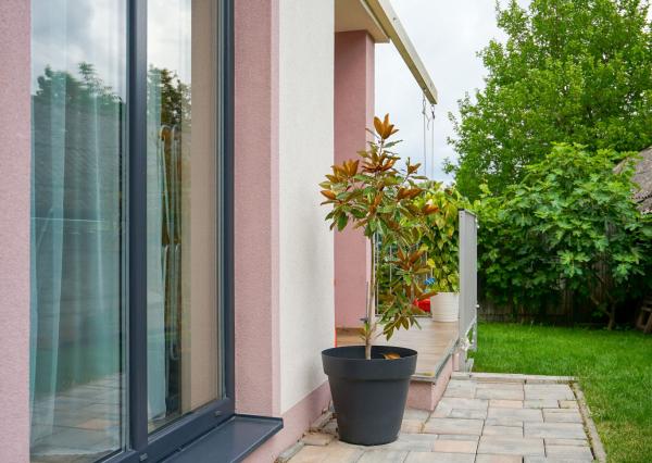 Moderný zariadený 3 izbový rodinný dom v tichom prostredí, terasa, záhrada, Rajka