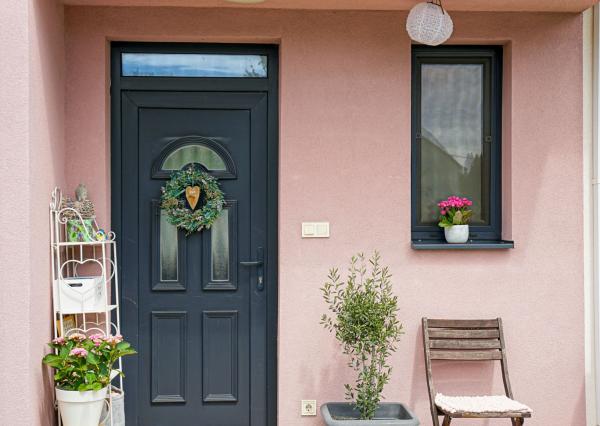 Moderný zariadený 3 izbový rodinný dom v tichom prostredí, terasa, záhrada, Rajka