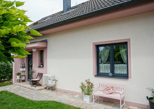 Moderný zariadený 3 izbový rodinný dom v tichom prostredí, terasa, záhrada, Rajka