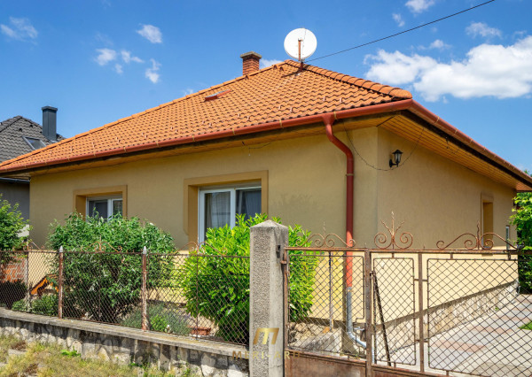 Rodinný dom s veľkým 1270 m² pozemkom a krásnou záhradou, Hegyeshalom pri Rajke