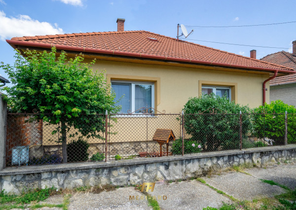 Rodinný dom s veľkým 1270 m² pozemkom a krásnou záhradou, Hegyeshalom pri Rajke