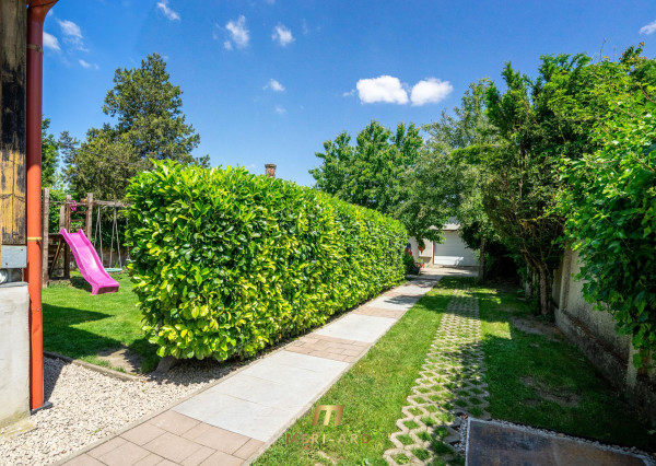 Rodinný dom s veľkým 1270 m² pozemkom a krásnou záhradou, Hegyeshalom pri Rajke