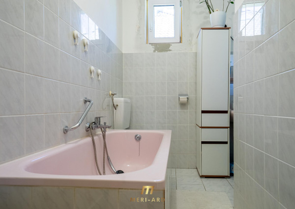 Rodinný dom s veľkým 1270 m² pozemkom a krásnou záhradou, Hegyeshalom pri Rajke