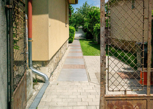 Rodinný dom s veľkým 1270 m² pozemkom a krásnou záhradou, Hegyeshalom pri Rajke