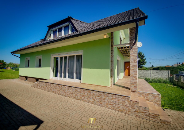 Priestranný 7-izbový dvojgeneračný rodinný dom s pivnicou a veľkou terasou – Rajka, pri Bratislave