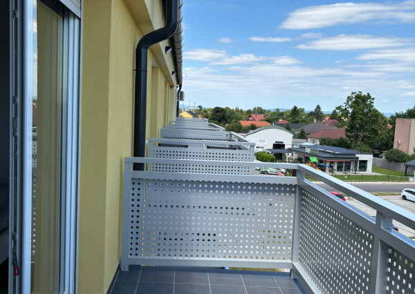 1,5-izbový byt na prenájom, Rajka – kompletné zariadenie, parkovanie, balkón, klimatizácia