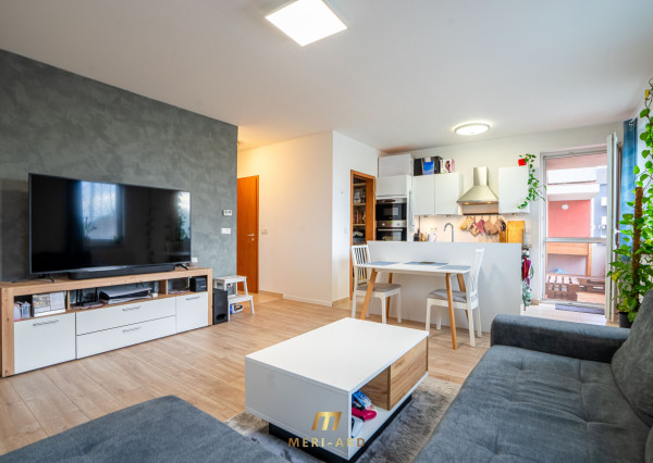 Moderný 3-izbový byt s balkónom, parkovaním a nízkymi nákladmi
